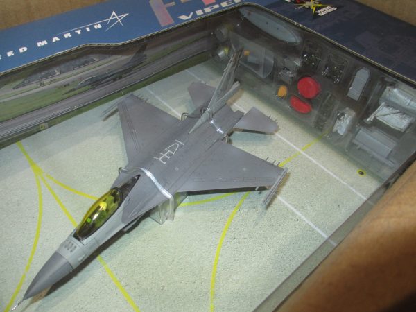 LOCKHEED MARTIN F-16A BLOCK 20 ROCAF 12TH TRG 401ST TFW - Image 2