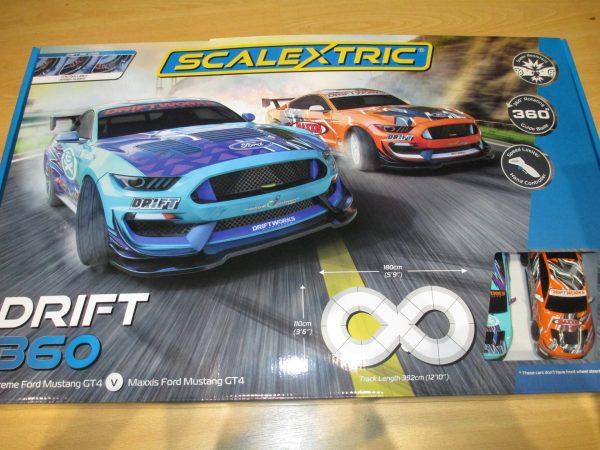 scalextric 1:32 DRIFT 360 RACE SET