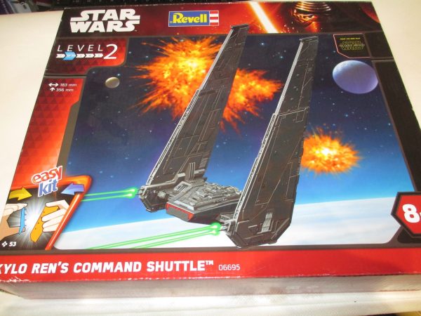 1:93 STAR WARS KYLO REN'S COMMAND SHUTTLE
